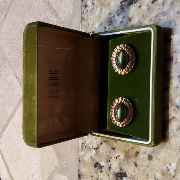 SWANK Other - Vintage Swank Gold w Green Faux Gemstone Cufflinks in Original Green Velvet Box